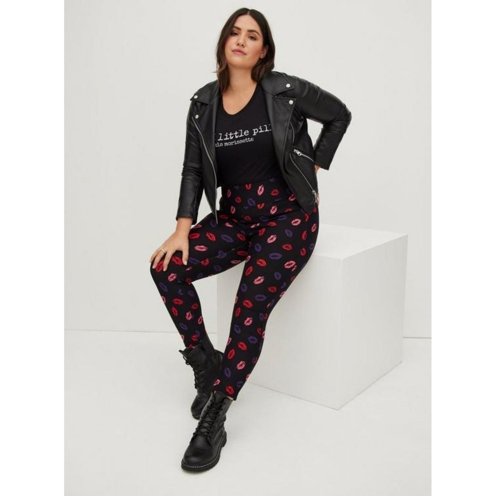 Y2K Coquette Torrid Black Lips Lipstick Print Pixie Pants NWT 00 (M/L) Alt Emo